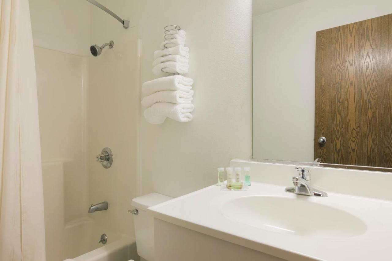 Motel Super 8 By Wyndham East 2*
